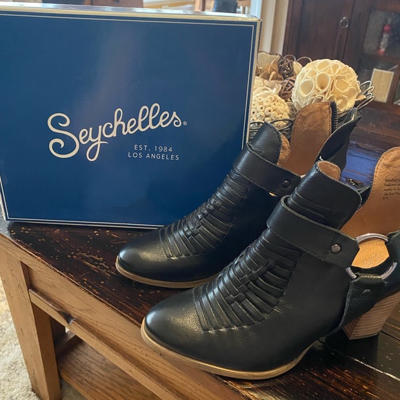 Seychelles Black Leather Bootie with Silver Metal Accent…..Excellent Condition! - Picture 2 of 3